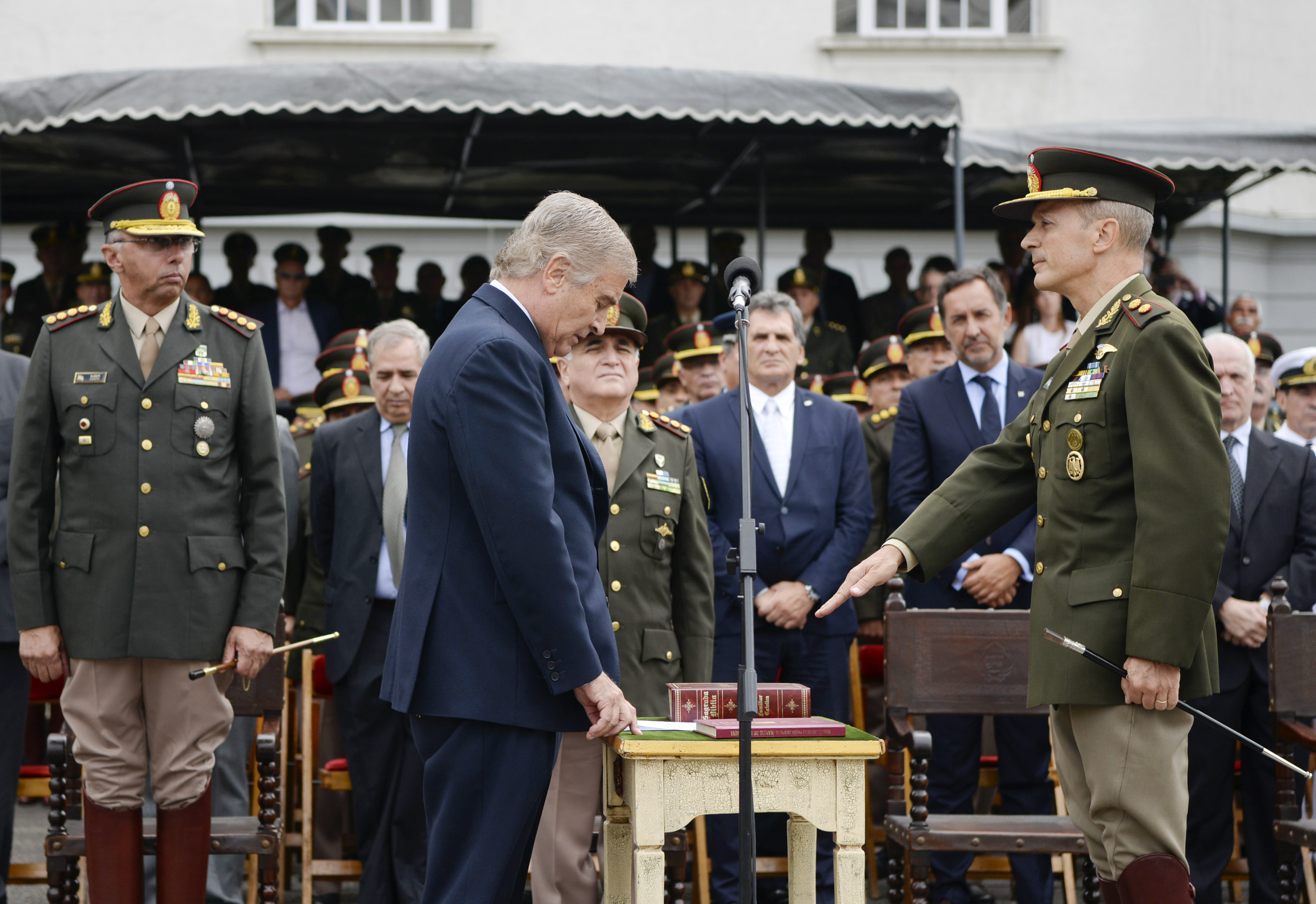 El Ministro Aguad Le Tom Juramento Al Nuevo Jefe Del Ej Rcito Claudio