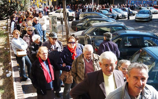 Jubilados Realizan Largas Colas Desde La Madrugada Esperando La Apertura De Los Bancos