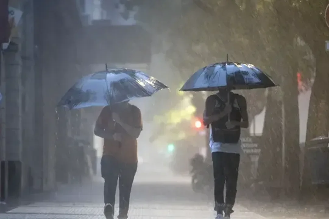 Hay que preparar los paraguas porque se vienen fuertes lluvias que terminarán con el calor en Buenos Aires. Foto: Agencia Noticias Argentinas / SMN