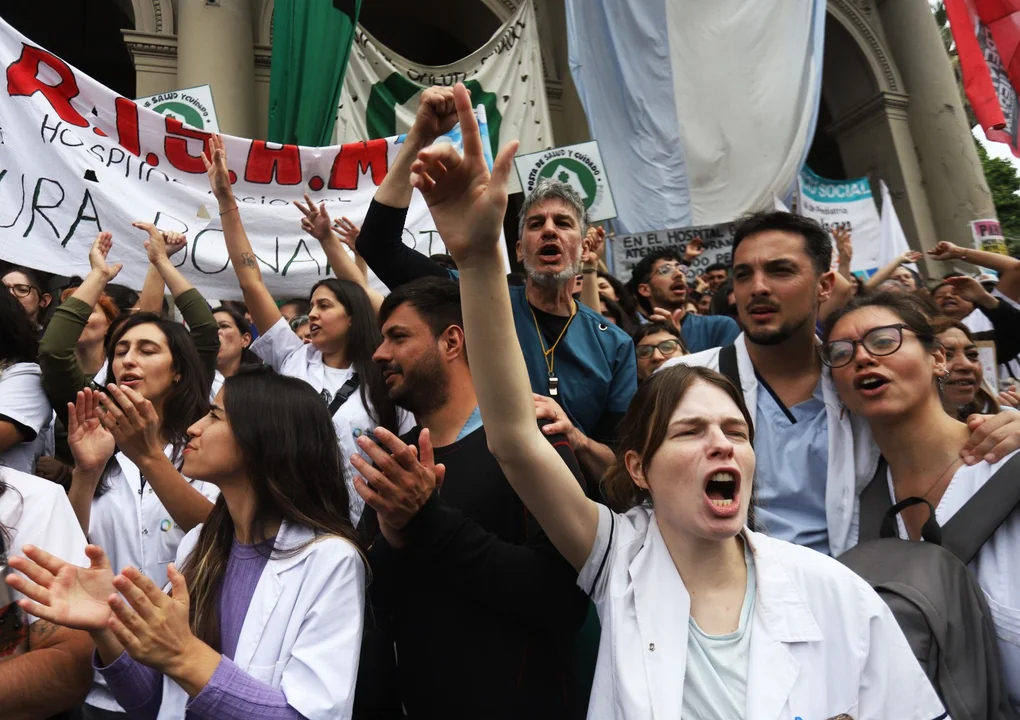 Los empleados del Hospital Bonaparte realizan un abrazo simbólico a la institución médica. Fotografía: Agencia Noticias Argentinas / Daniel Vides.