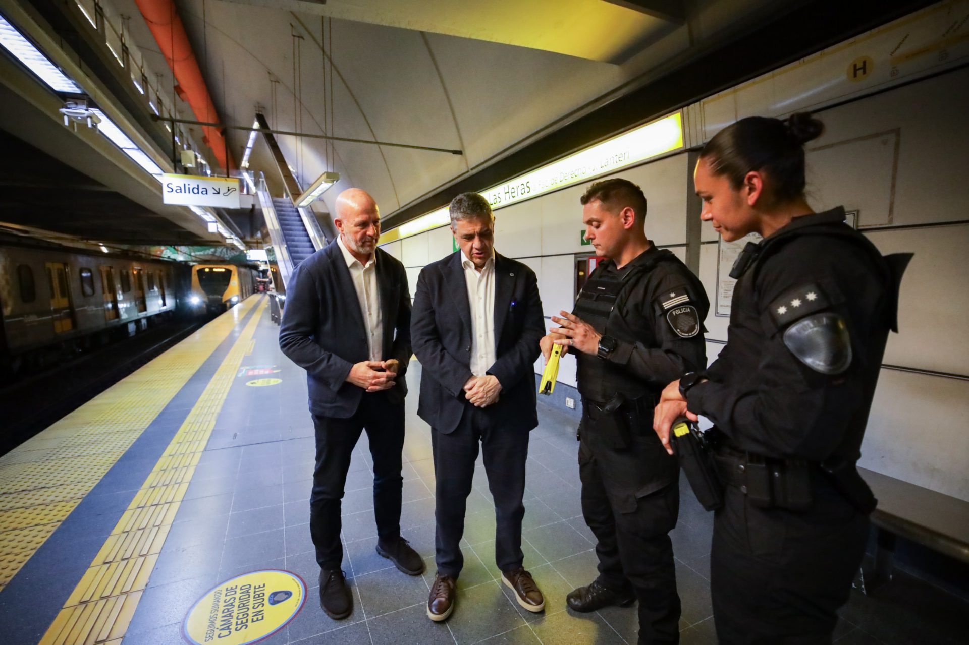 Jorge Macri recorrió la Línea H del Subte junto al ministro de Seguridad porteño, Waldo Wolff, tras la implementación de las Taser.