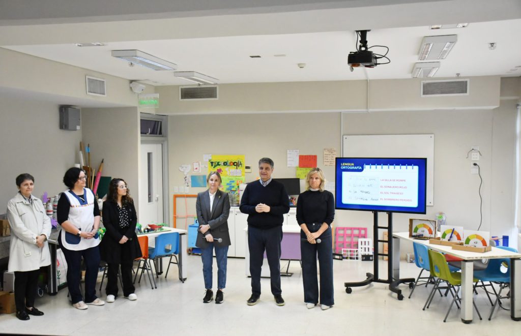 Presentación en la Escuela Nº 24 de Villa Urquiza: Jorge Macri estuvo acompañado de la vicejefa de Gobierno, Clara Muzzio, y la ministra de Educación, Mercedes Miguel, junto a las especialistas Vanesa De Mier y Pierina Lanza.