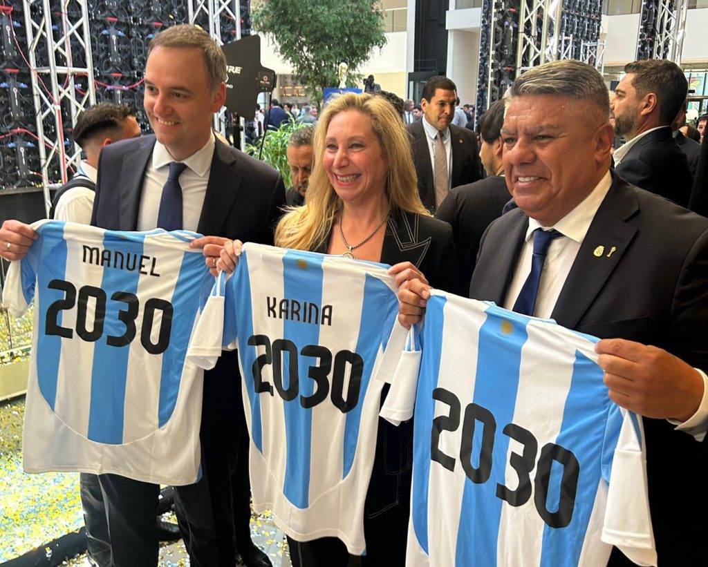 Adorni, Karina Milei y Tapia con las remeras de Argentina sede del Mundial 2030.